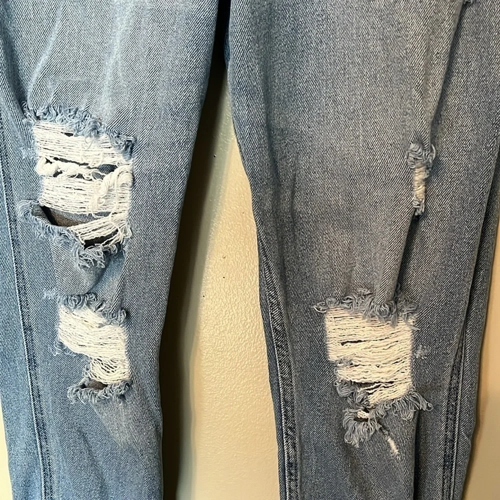 Hollister Curvy High Rise Mom Jean Vintage Stretch Size 3R. Waist 26,Length 27